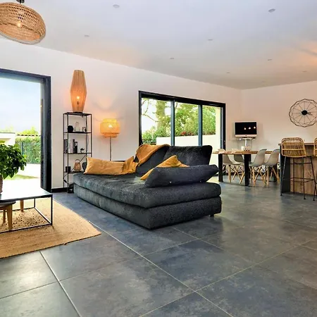 3 Bedroom Amazing In Montfavet Holiday home *