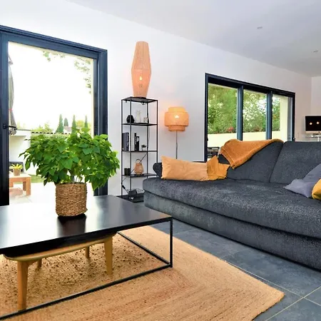 3 Bedroom Amazing In Montfavet * Avignon